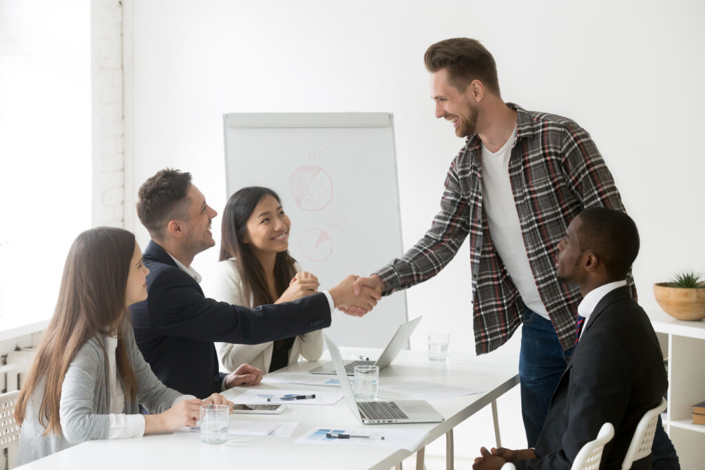 Persona dando la bienvenida a un entorno laboral. Onboarding