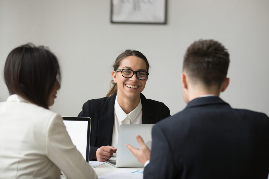 Proceso de entrevista laboral, reclutamiento, éxito.